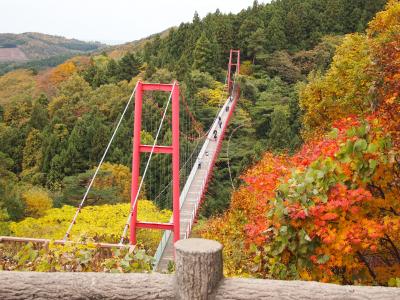 紅葉の中の千眼堂吊り橋と良寛さま