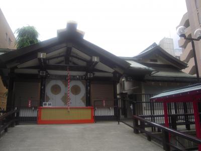 武蔵八王子　普段は静寂な佇まいを見せるも酉の市や迎春には駅前通りには露店が並び賑やかな表情を見せる『市守・大鳥神社』散歩