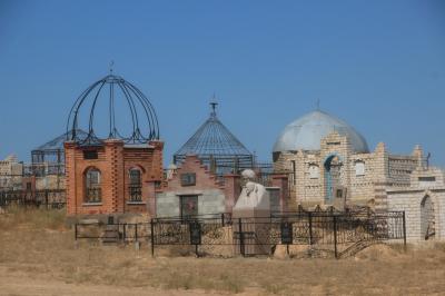 2012年中央アジア旅行～ウズベキスタン・キルギス・カザフスタン～ハイライトその12：キルギス人の墓地とカザフ人の墓地