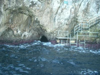 ナポリ港からカプリ島へ船で渡る。青の洞窟を目指して。入れるかな？