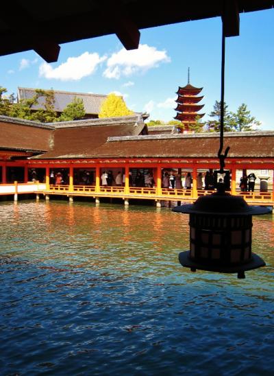 日本三景・世界遺産の【宮島】海に浮かぶ厳島神社と秋色に染まる紅葉谷公園