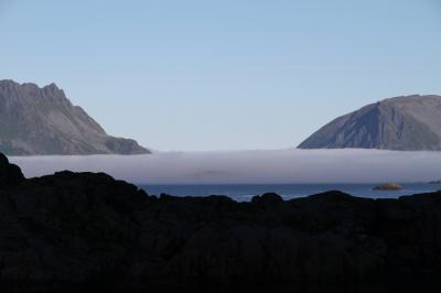 ロフォーテン諸島(ノルウエー) 海を眺めてピクニック気分　Grunnforfjorden Austvagoya島