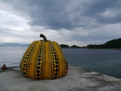 かぼちゃが見たい！バスツアーで訪れた直島の旅
