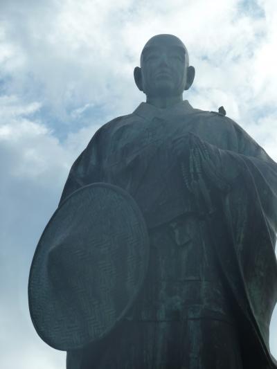 奥の細道を訪ねて第15回32日本海を見下ろす蓮如上人像が建つ吉崎御坊跡の丘と丘の麓の蓮如の里