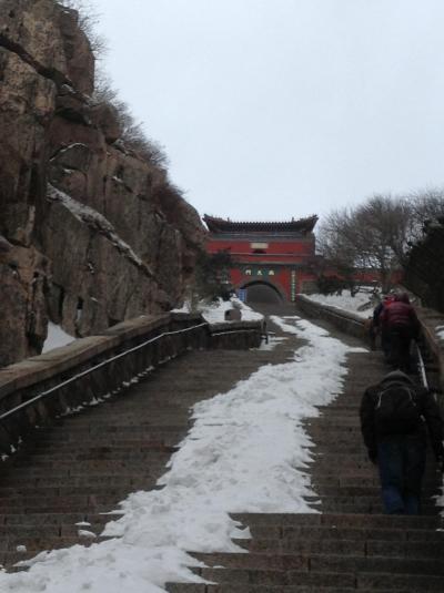 歩いて泰山に登る