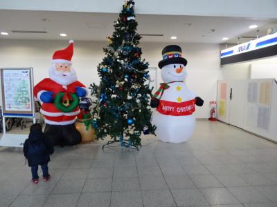 番外編　街で見掛けたクリスマス　伊丹空港内　ANAチェックインカウンター横　