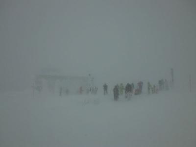 吹雪の中での蔵王スキー