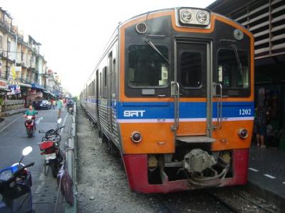 *2012年末*初訪のタイは暑かった、そして熱かった…！　③ローカル電車に乗ってマハチャイ市場へ