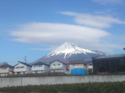 △▲△大き過ぎる天笠（雨笠？）を被った富士山△▲△