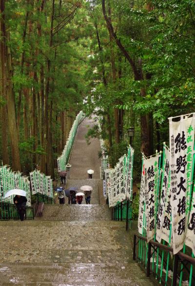 熊野本宮大社　三社参拝の終わりに　☆杉木立の参道は雨もよう