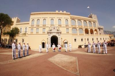 地中海のセレブ国 − モナコ公国で王宮見学