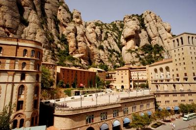 バルセロナ近郊の旅 − 奇岩の山 モンセラート