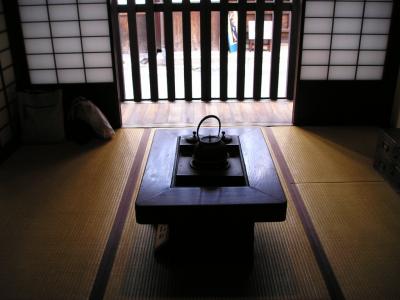 土塀とメジロと梅の花