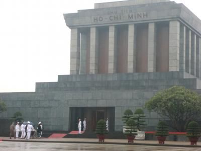 ベトナムの国父・故ホーチミンを間近に拝す