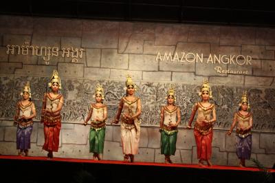 シェムリアップ　アンコールワットへの旅　★２日目　プノンバケンの夕焼け&アプサラダンス★