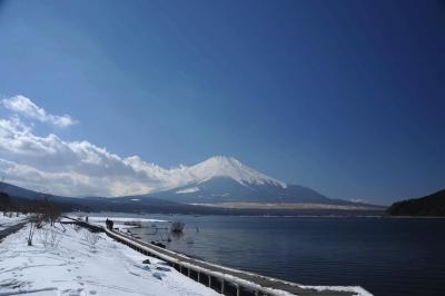 富士山の裏側に…　②山中湖から見た冬景色の富士山　２０１３．０２．1０