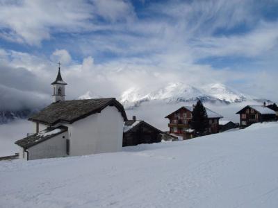 スイススキー旅行　　　　スキーはひと休み　　念願のグスポン村を訪ねる