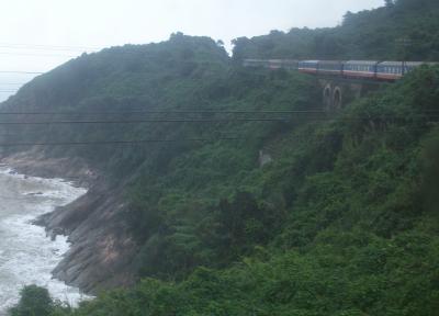 ハノイ、ハロン湾から統一鉄道に乗って、南へ。