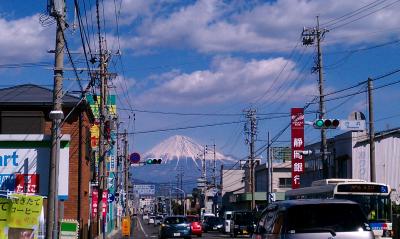普通の市街地から富士山