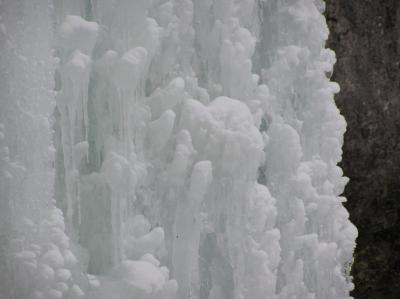 雪の美瑛と結氷した滝を訪れる。