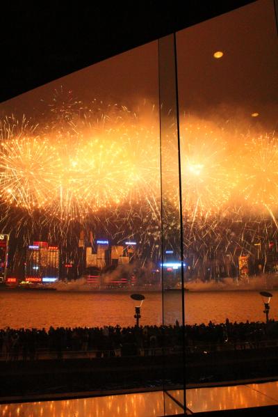 輝きつづける街。。　　“旧正月”の香港。。　　今年2度目の“お正月”♪　　香港の“ひかり”につつまれて。。。　“2013 Lunar New Year Fireworks Display”　（旧正月花火）　特別編