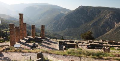 デルフィ｛ギリシャ遺跡巡り　②　眷恋の地デルフィ1泊、遺跡散歩、アテネからバスで往復｝