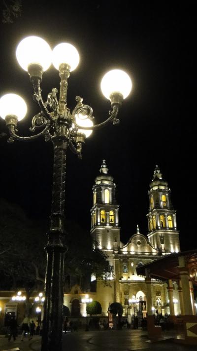 2013メキシコ旅行 (7)　カンペチェの夜景とメルカードのレストラン