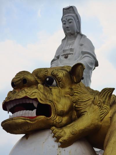 基隆　中正公園　観音像と巨大な狛犬　☆基隆港は貿易の重要拠点
