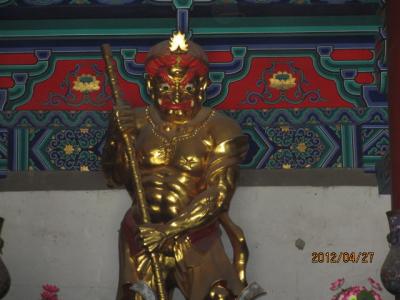 中国・歴史の旅（５３）少林寺の仏像と石碑。