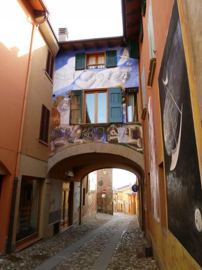 春の優雅なイタリア中部・サンマリノ巡り旅♪　Ｖｏｌ６（第２日目午前）　☆DOZZA（ドッザ）：イタリア美しき村「DOZZA」は屋外美術館♪