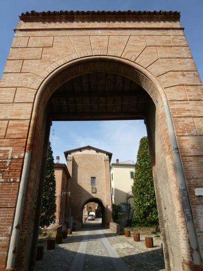 春の優雅なイタリア中部・サンマリノ巡り旅♪　Ｖｏｌ７（第２日目午前）　☆DOZZA（ドッザ）：イタリア美しき村「DOZZA」の城門と美しい美術♪