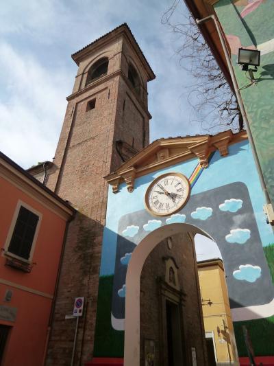 春の優雅なイタリア中部・サンマリノ巡り旅♪　Ｖｏｌ８（第２日目午前）　☆DOZZA（ドッザ）：イタリア美しき村「DOZZA」の可愛らしい時計塔とカテドラル♪