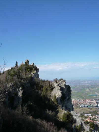 春の優雅なイタリア中部・サンマリノ巡り旅♪　Ｖｏｌ３６（第４日目午後）　☆サンマリノ：「Rocca Montare」（ロッカ・モンターレ）の寂しげな美しい見張り塔♪周囲の美しい自然を満喫♪
