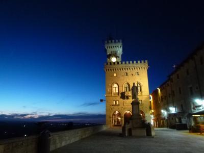 春の優雅なイタリア中部・サンマリノ巡り旅♪　Ｖｏｌ３７（第４日目午後）　☆サンマリノ：「Grand Hotel SanMarino」スイートルームから素晴らしい夕陽を眺めて♪夜景の旧市街を散策♪