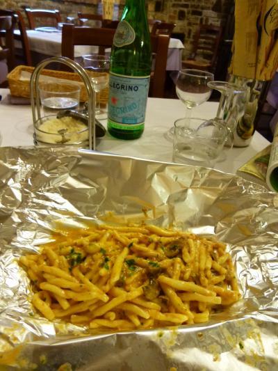 春の優雅なイタリア中部・サンマリノ巡り旅♪　Ｖｏｌ４７（第５日目昼）　☆ウルビーノ：ランチは「La Vecchia Fornarina」でウルビーノ郷土料理を頂く♪