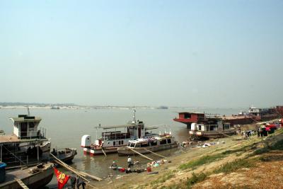 ミャンマー、ロンジーをひきずりながら…　その3 マンダレーへの道