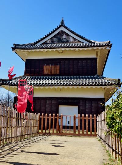 上田城跡公園　石垣と西櫓が残り　☆櫓門や塀などを木造復元