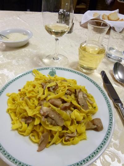 春の優雅なイタリア中部・サンマリノ巡り旅♪　Ｖｏｌ６６（第６日目夜）　☆サンマリノ：地元の人で賑わう「Ritrovo XXVIII Luglio」で絶品のパスタを頂く♪