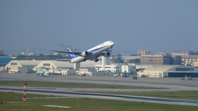『琉球温泉瀬長島ホテル』《沖縄県豊見城市》宿泊目的の旅【部屋のテラスから見られた風景と那覇空港を離発着する飛行機編】（２０１３年４月）