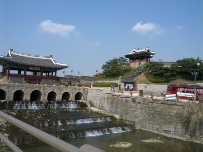 韓国　世界遺産を見に　「春うらら水原華城」