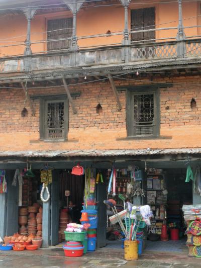 白い山と白い川に抱かれた町　ポカラを歩く　＜　ネパール旅行　3日目　その4　＞