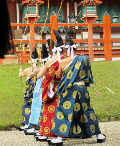 藤が咲き始めた春日大社　古式ゆかしい弓の奉納