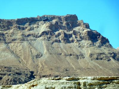 第１部イスラエル周遊旅情第１章イスラエル回遊21巨大遺跡マサダその１死海沿岸から見上げる断崖の上のマサダ