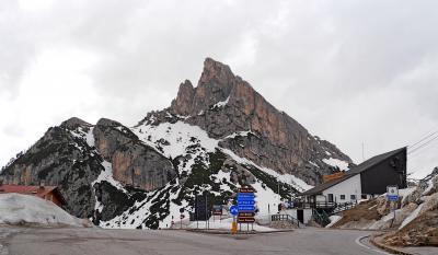 2013.5ドロミテアルプス周辺920Kmドライブ旅行5-ドロミテ街道ドライブ4　Falzarego峠からCortinaへ降りる