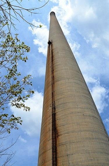 ★宮古の街を見下ろすラサの煙突へ