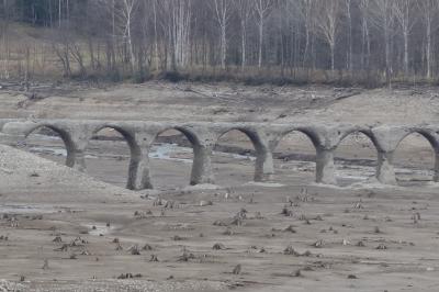 タウシュベツ橋梁は糠平湖の向こうに眺める。