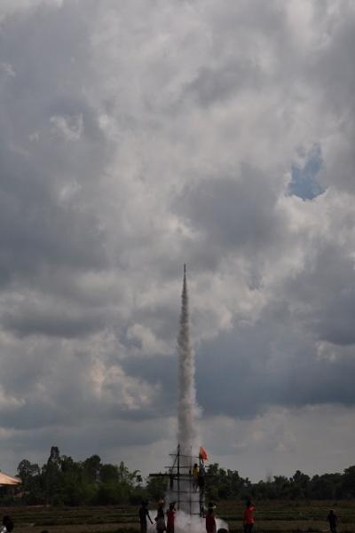 ビアラオ便り～空高く上がれ！ロケット祭りで雨乞いを