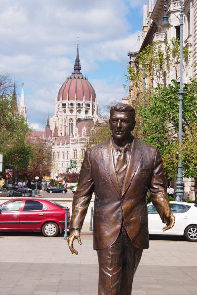 新緑あふるるブダペストをぶらぶら・・ふらふら・・・　☆その３☆豪華サロンでの朝食と、ホテル界隈＆国会議事堂界隈をぶらぶら・・・☆