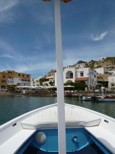 初夏の優雅なバカンス　ナポリのイスキア島♪　Ｖｏｌ３８（第６日目午後）　☆イスキア島サンタンジェロ：ソルジェートから小舟でサンタンジェロへ帰る♪