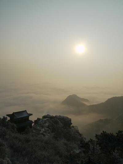 果てしなく続く階段の先の別世界　・・・　泰山登山